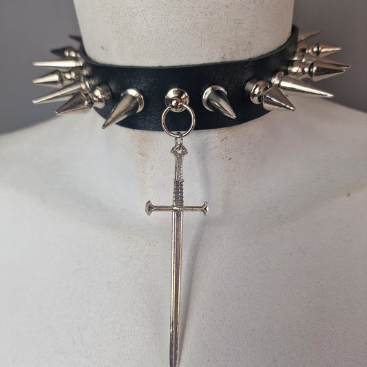 Chocker con borchie e ciondolo di spada