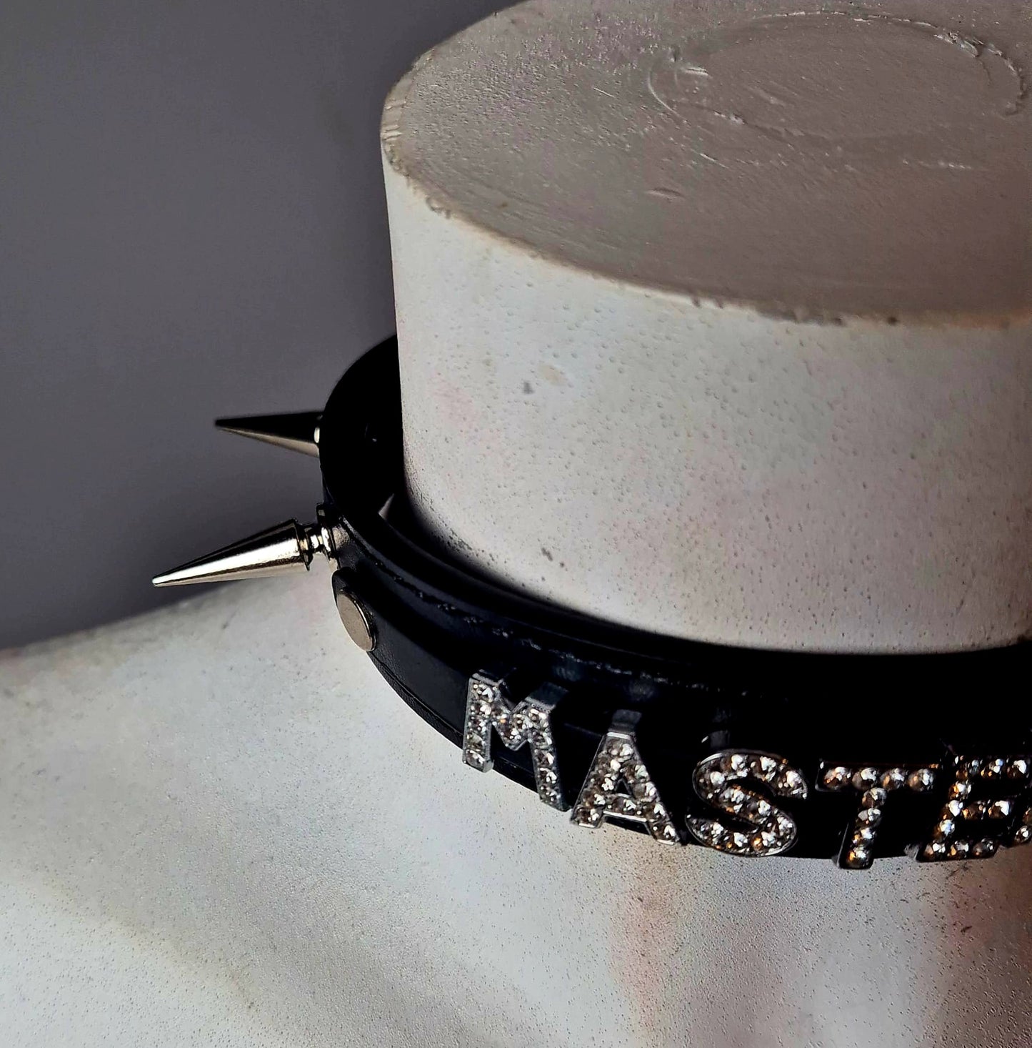 Chocker con scritta "Master"