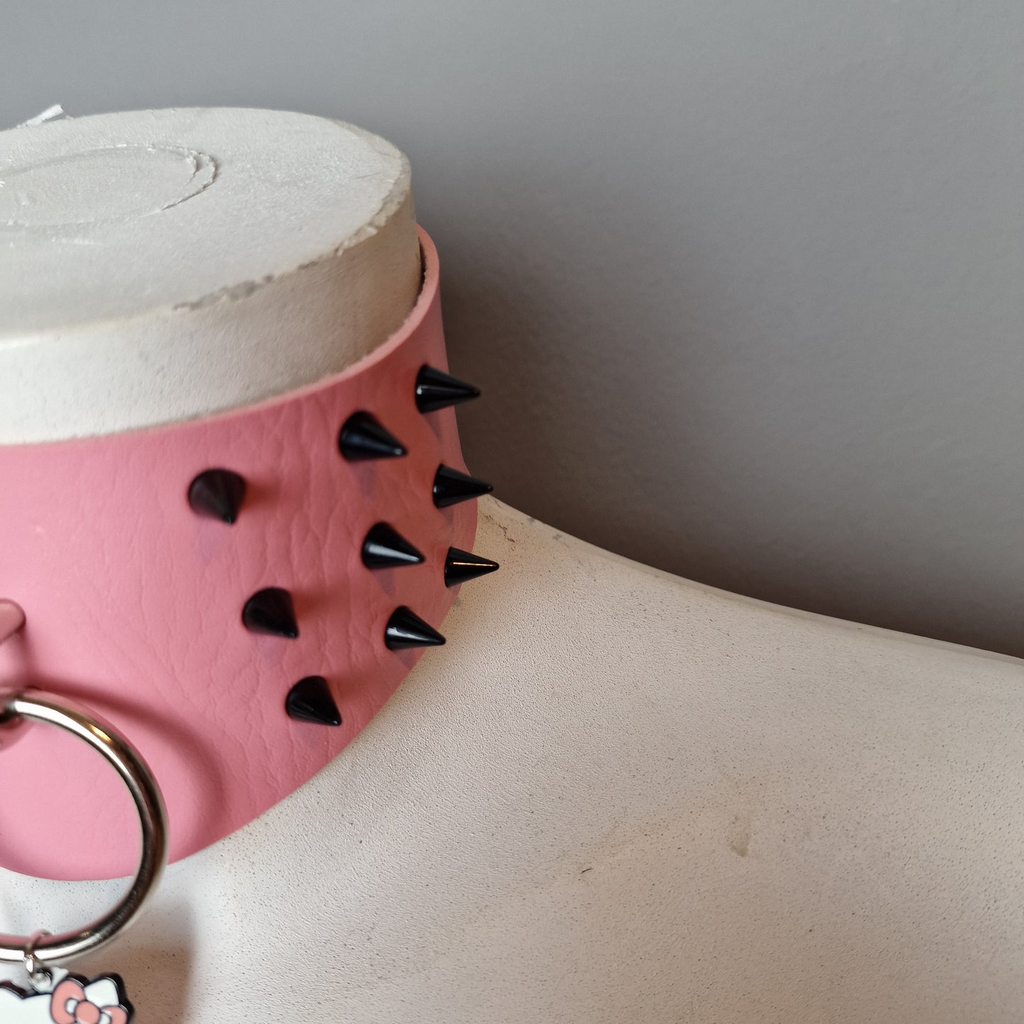 Chocker largo rosa con borchie