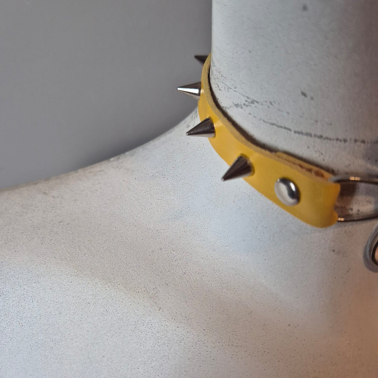 Chocker giallo con fiore 🌼
