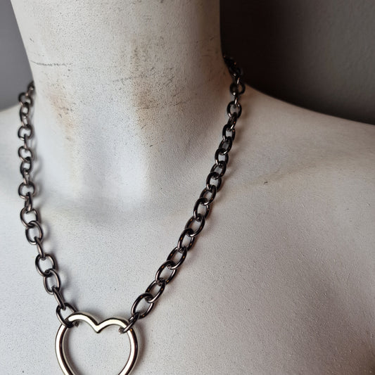 Collana con catene e ciondolo