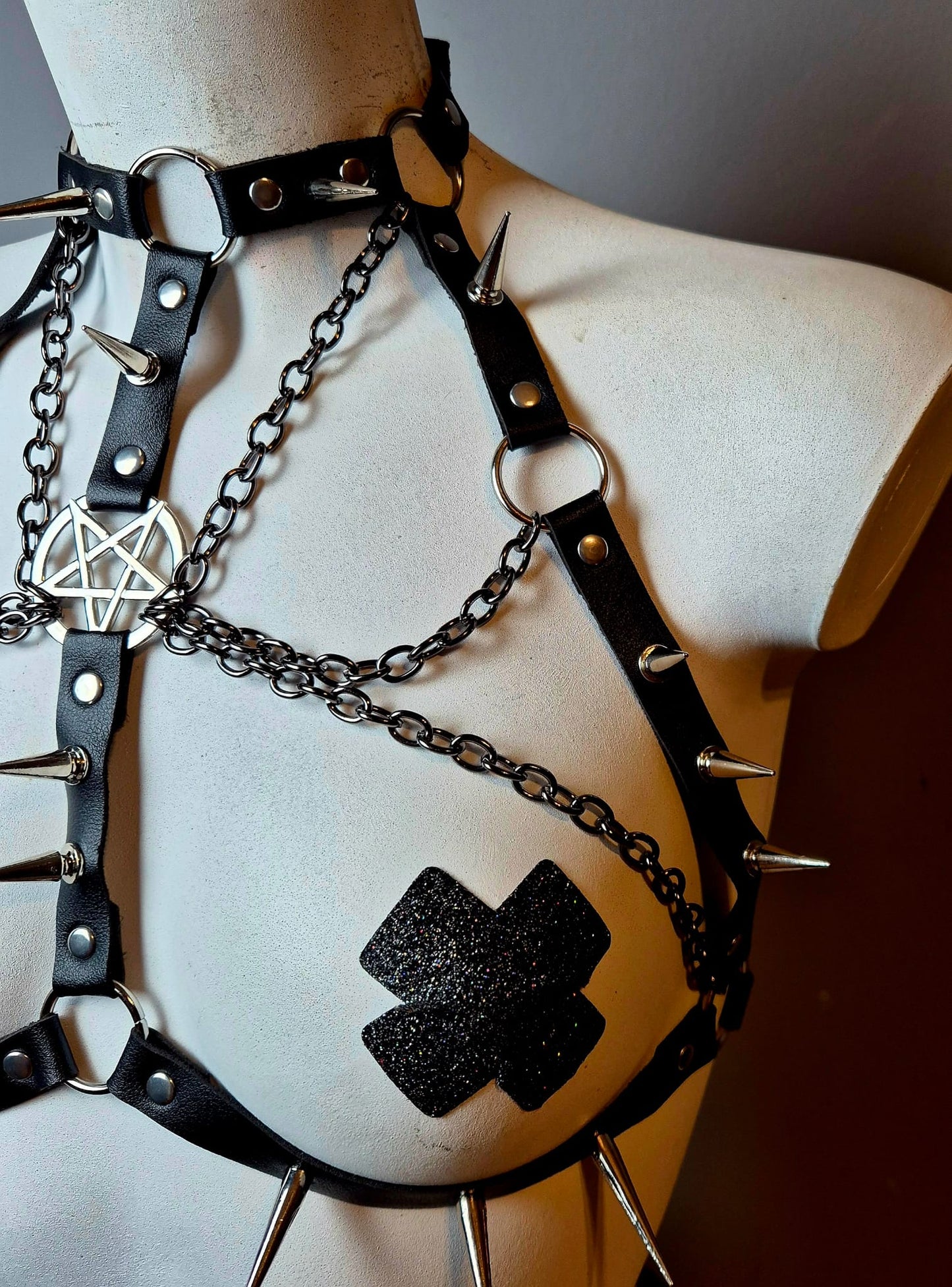 Harness con pentacolo e catene grigio scuro.