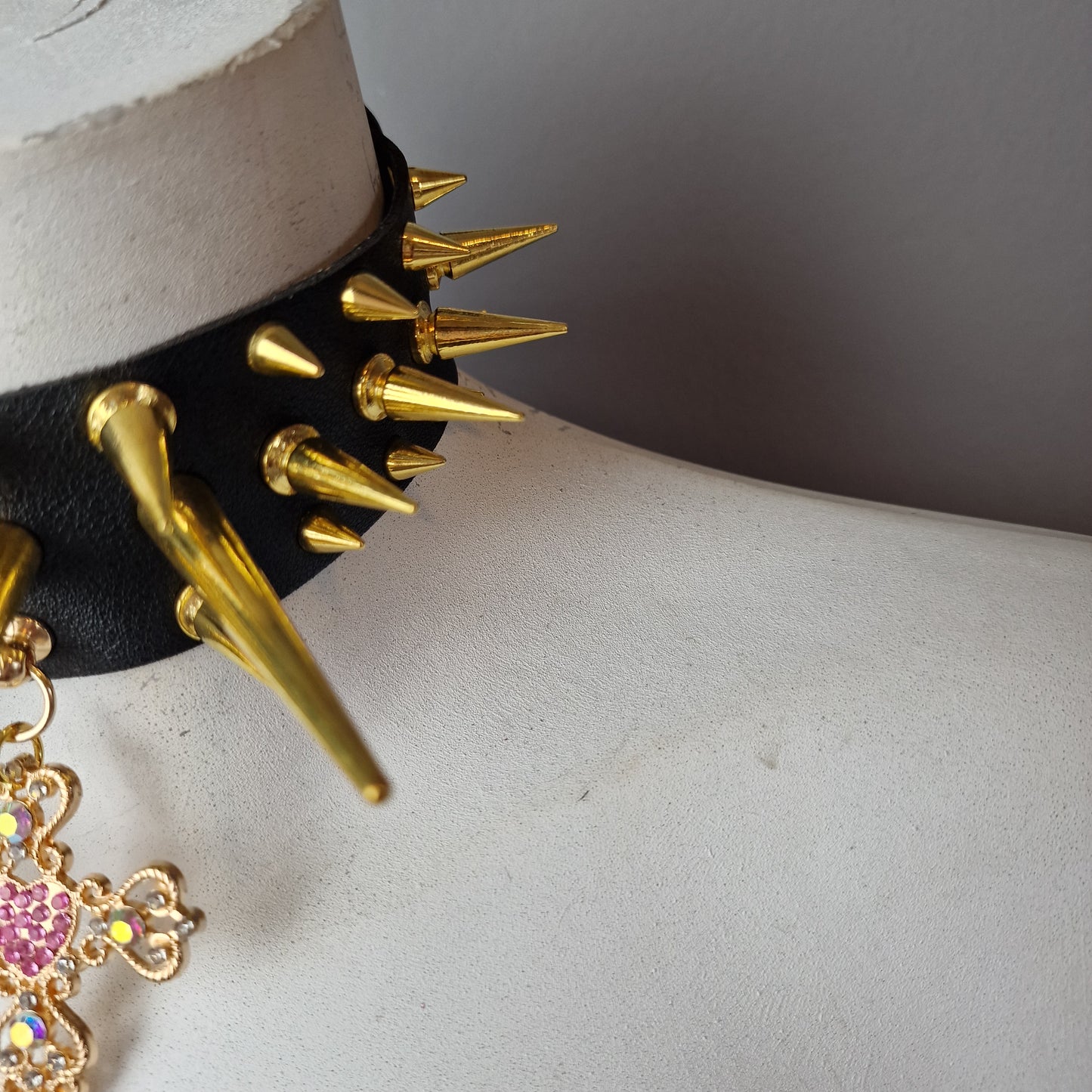 Chocker extreme con borchie oro