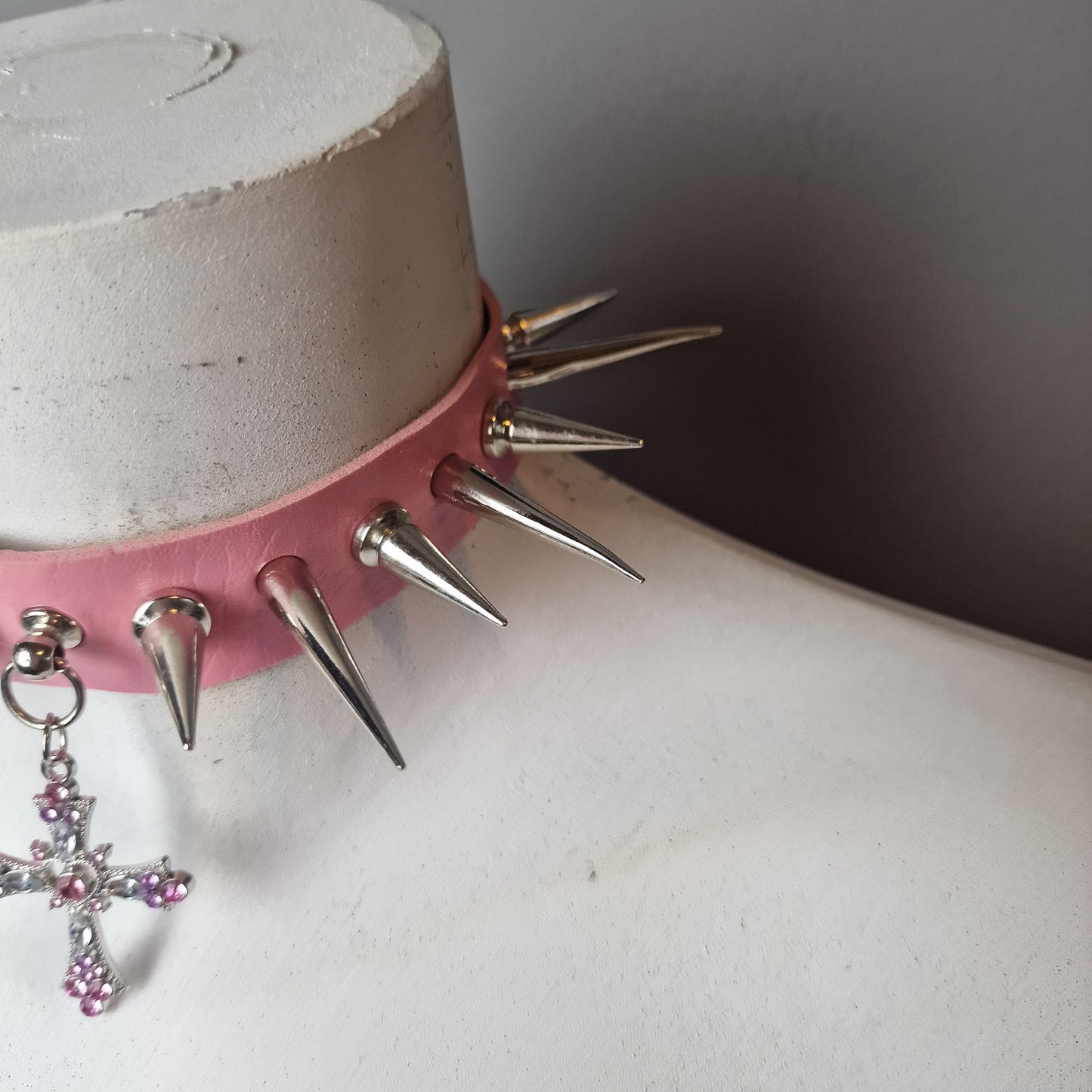 Chocker rosa e croce