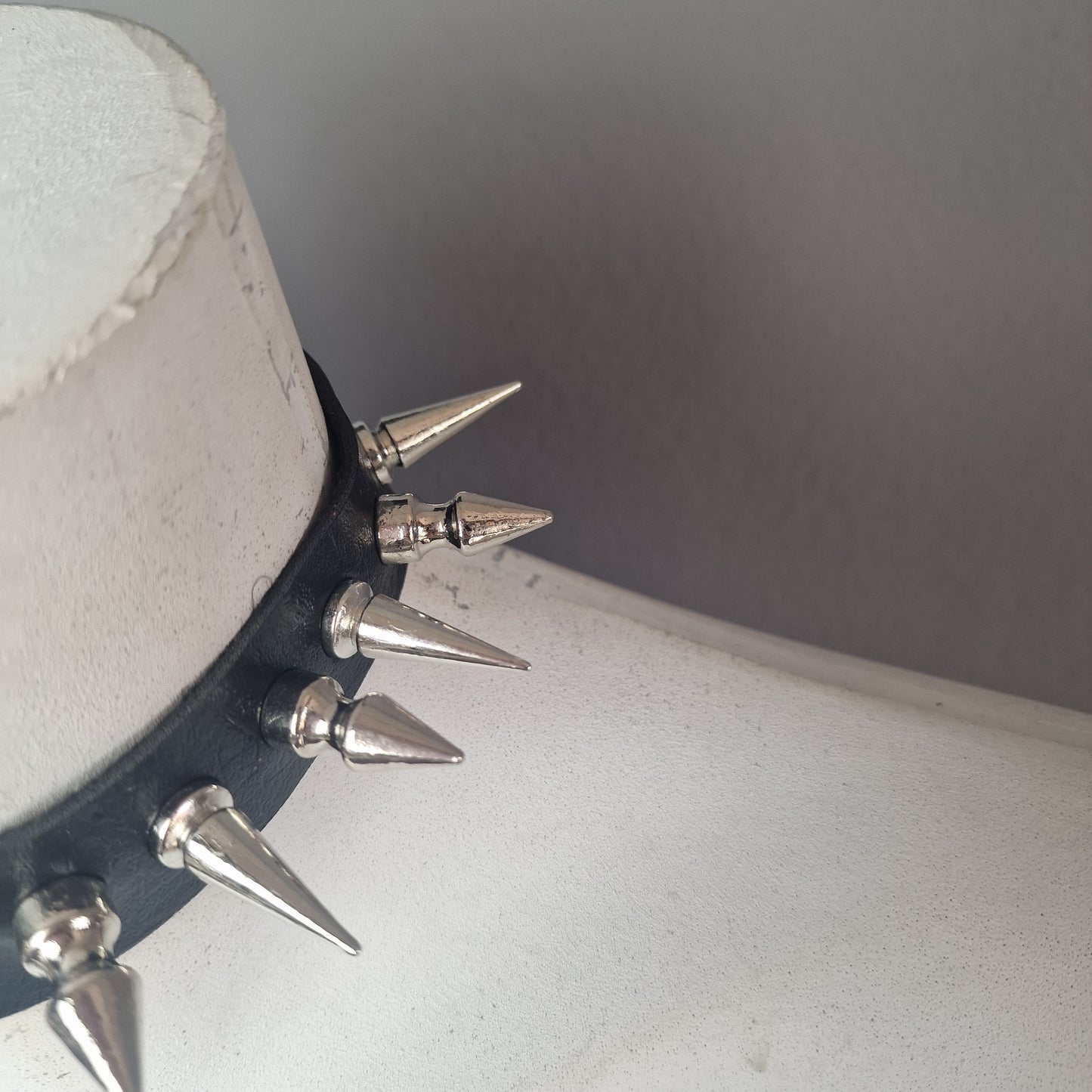 Chocker con borchie e ciondolo di spada