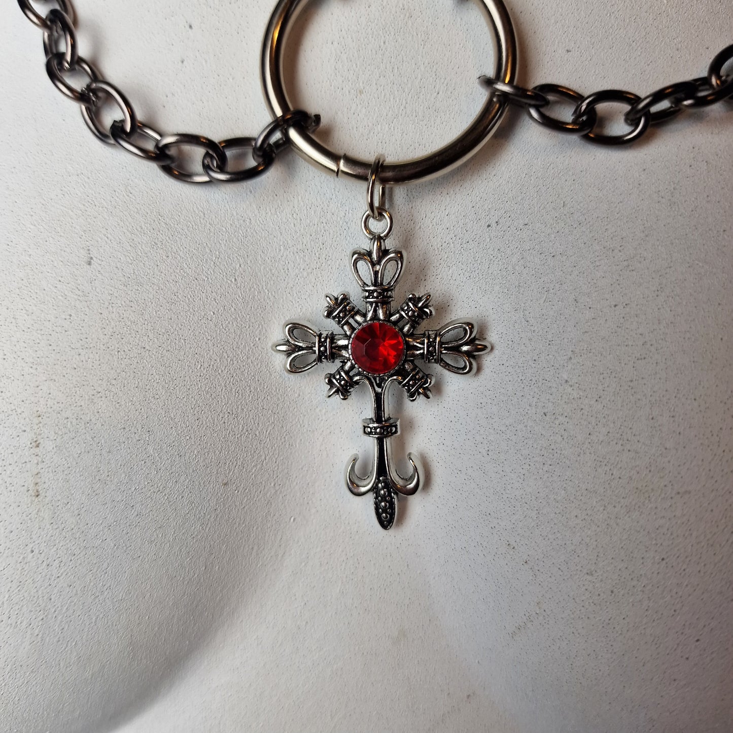 Collana con catene e ciondolo di croce