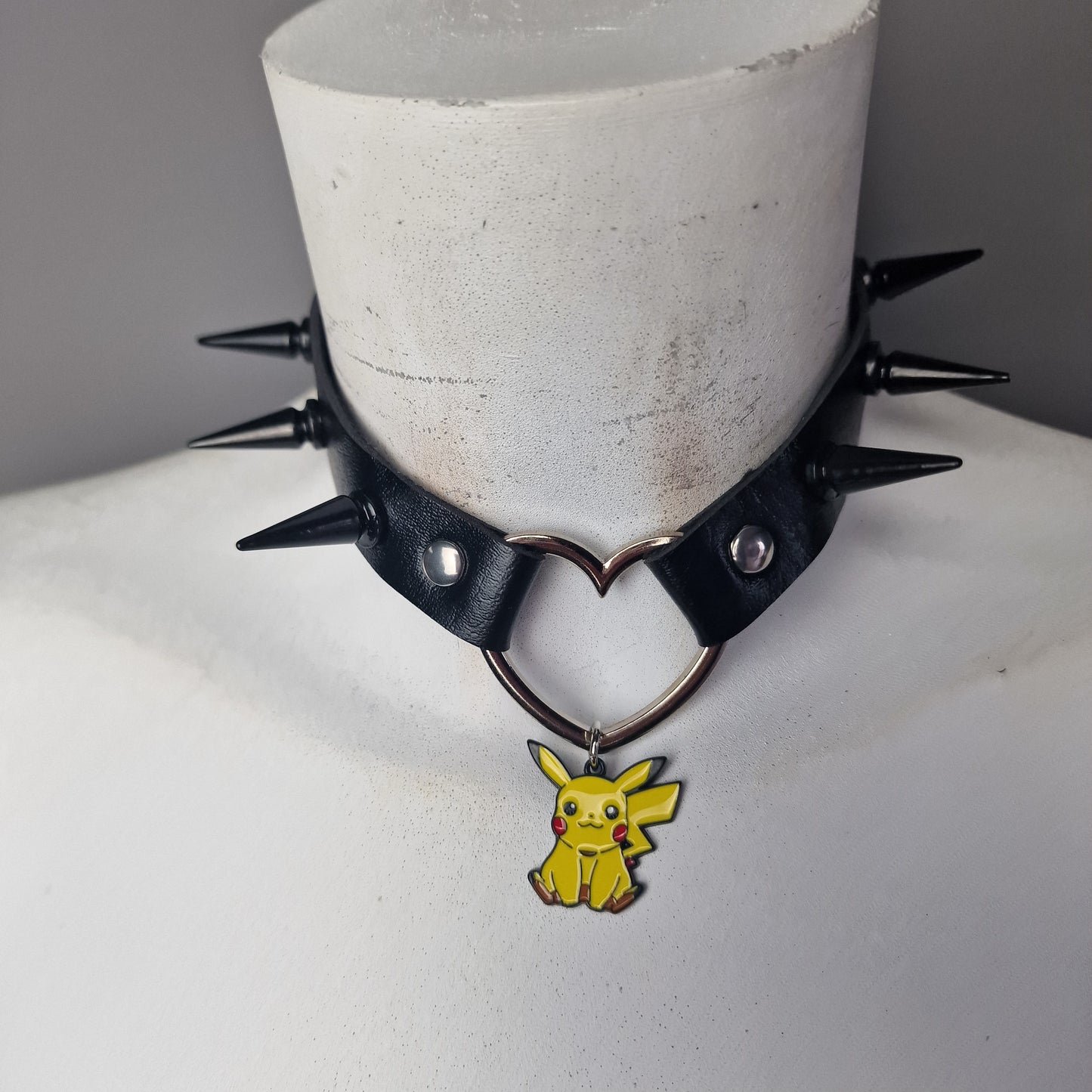 Chocker nero con ciondolo pikachu