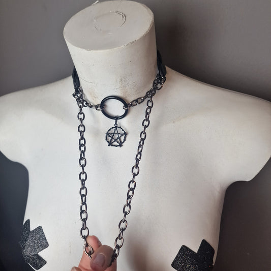 Chocker a strozzo con ciondolo