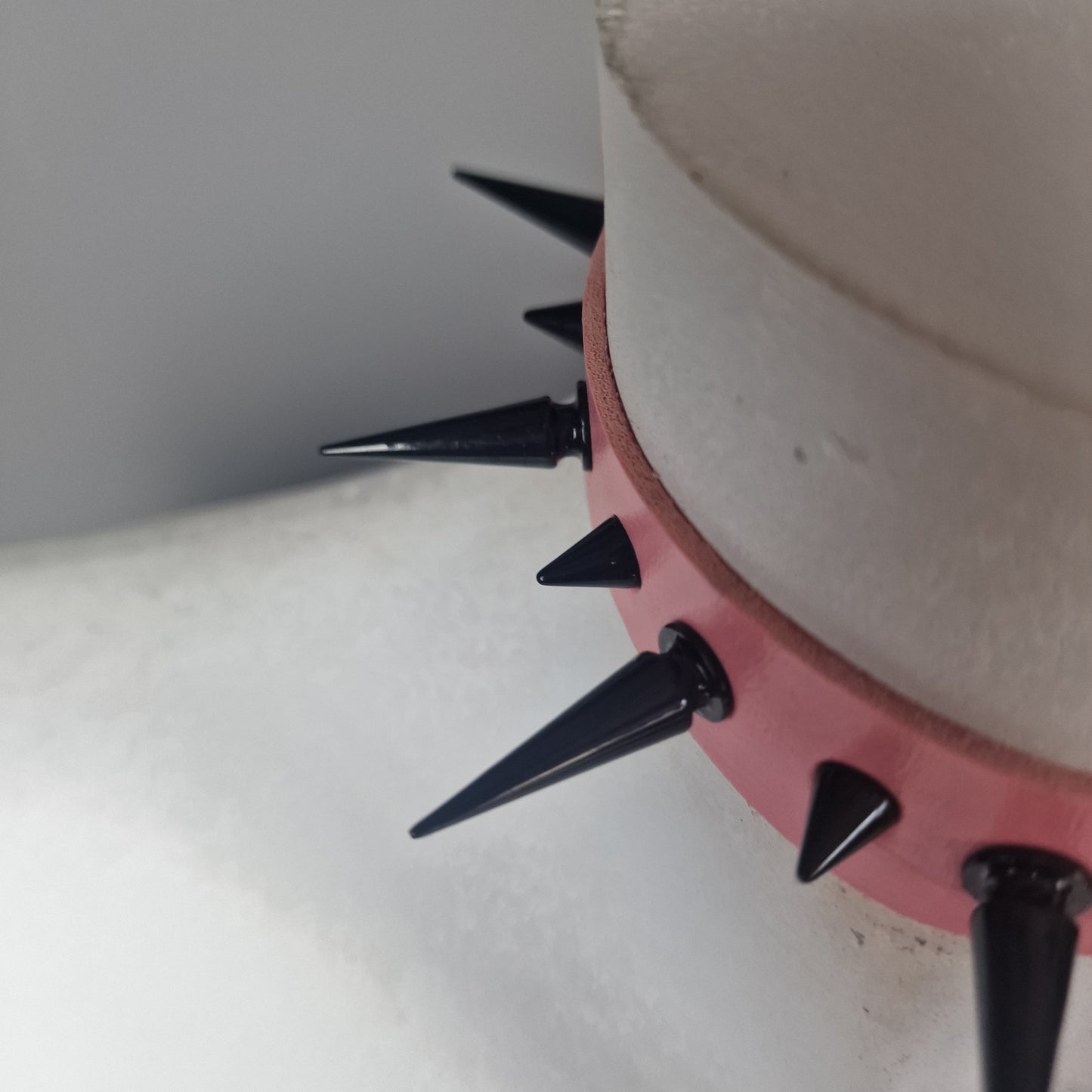 Chocker rosa con borchie e croce nera