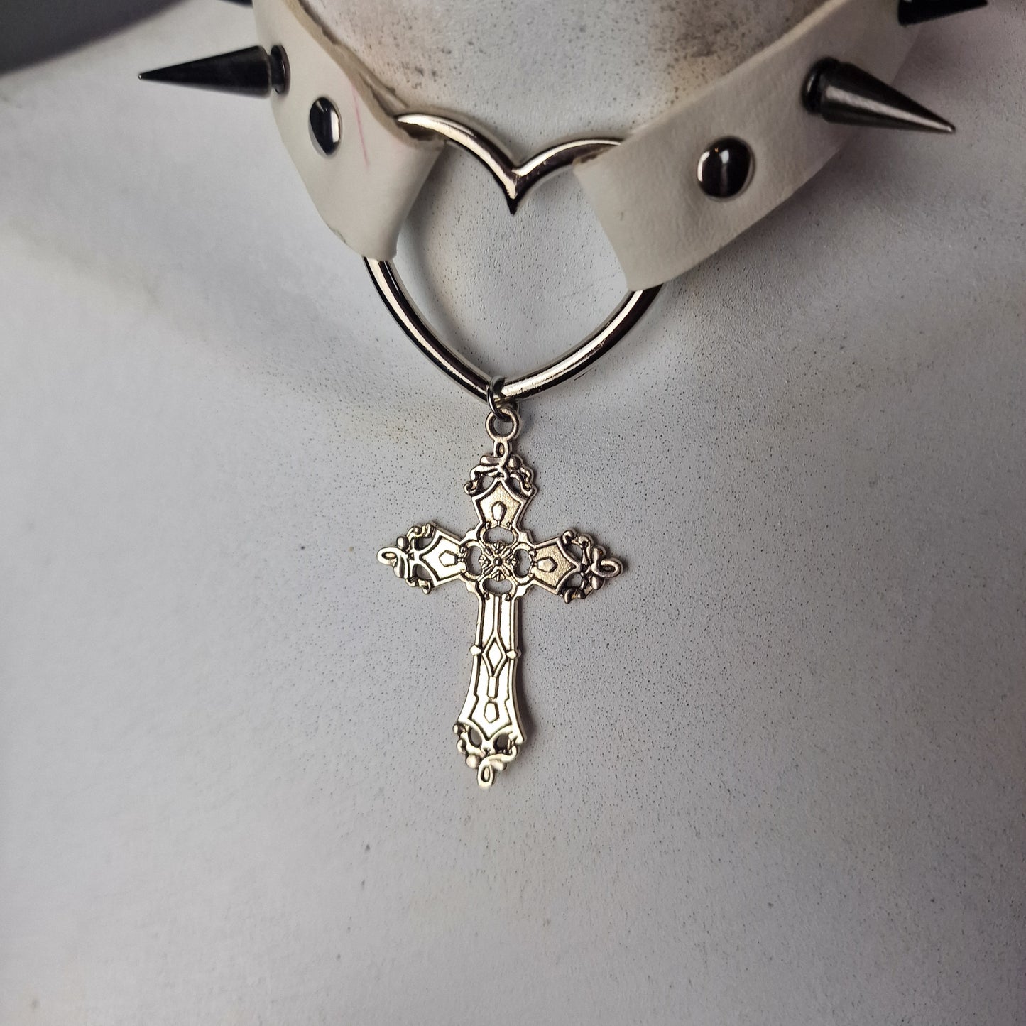 Chocker bianco con croce