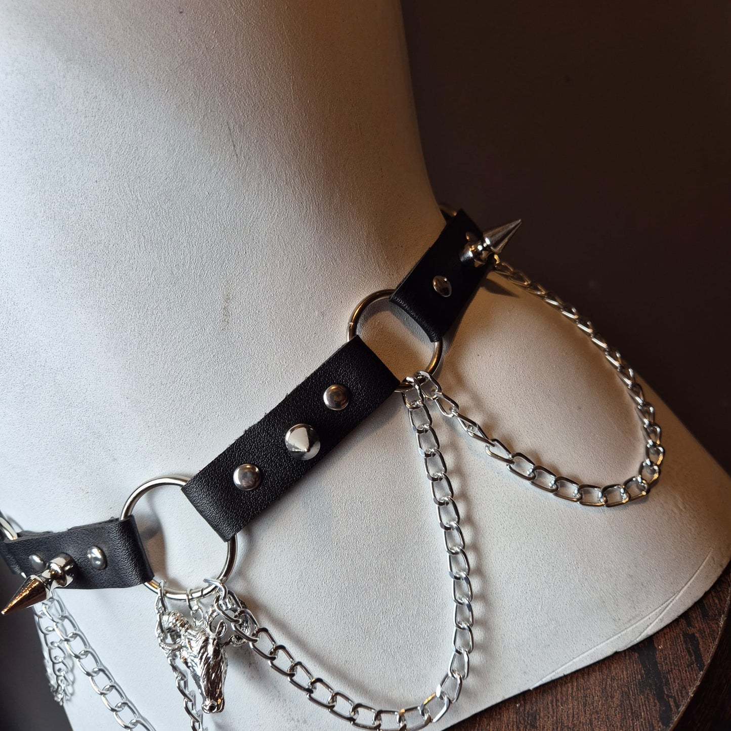 Cintura con caprone e ciondolo di ariete pendente