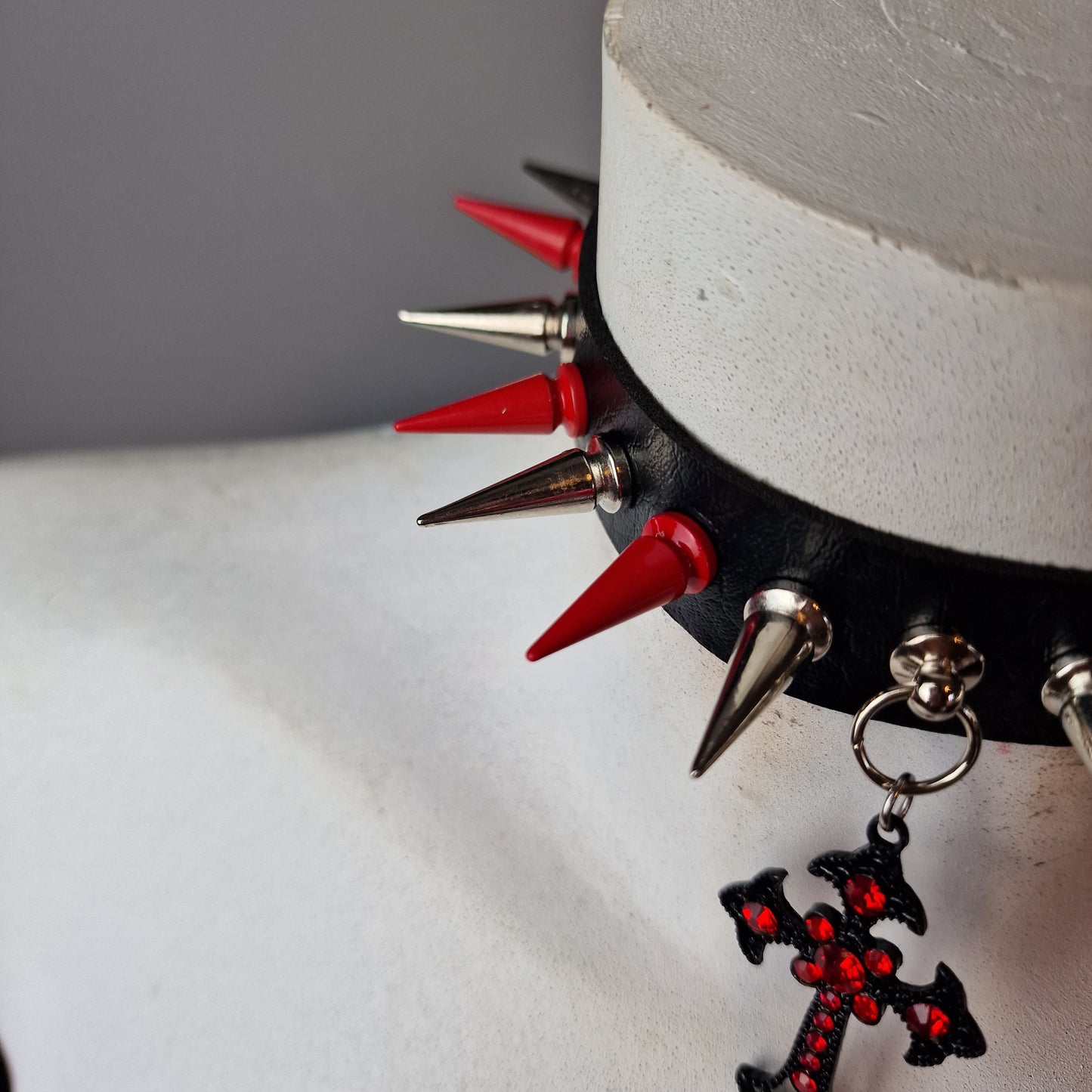 Chocker borchie rosse e argento