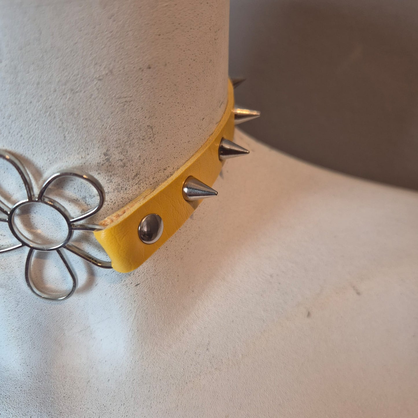 Chocker giallo con fiore 🌼