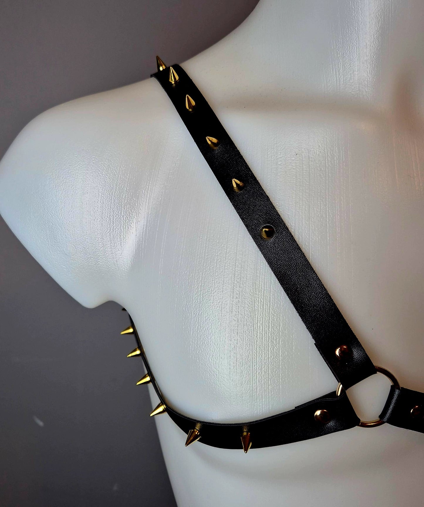 Harness da spalla con borchie oro piccole