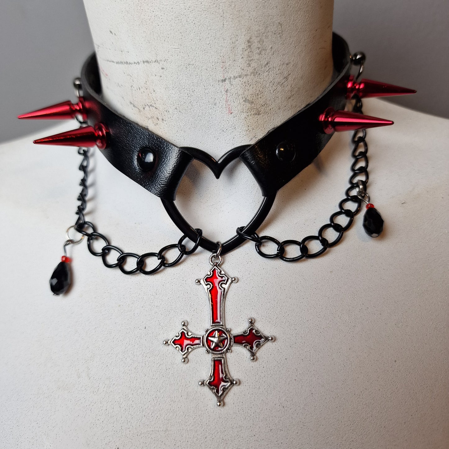 Chocker total black con catene e croce