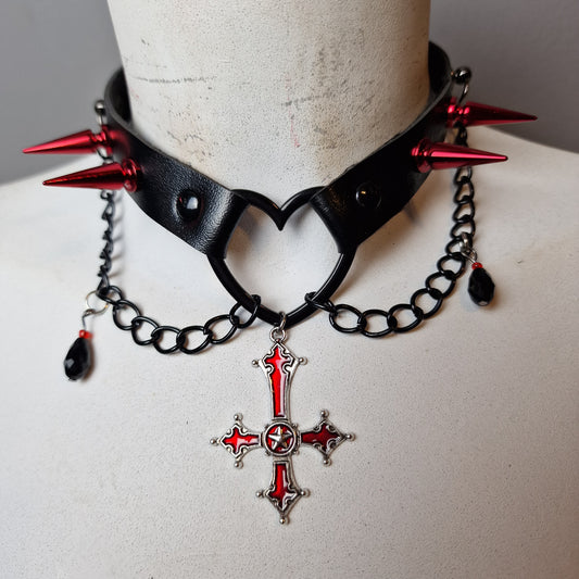 Chocker total black con catene e croce