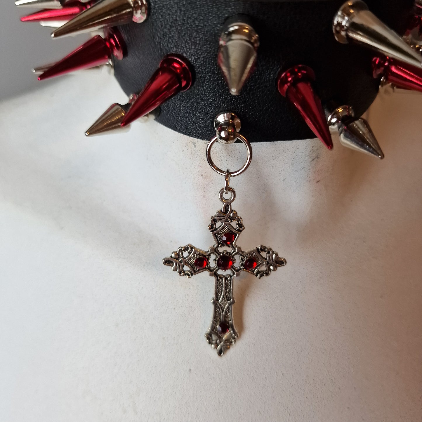 Chocker extreme con borchie argento e olografiche