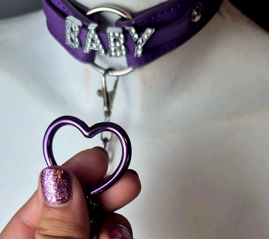 Set chocker viola e guinzaglio con cuore viola