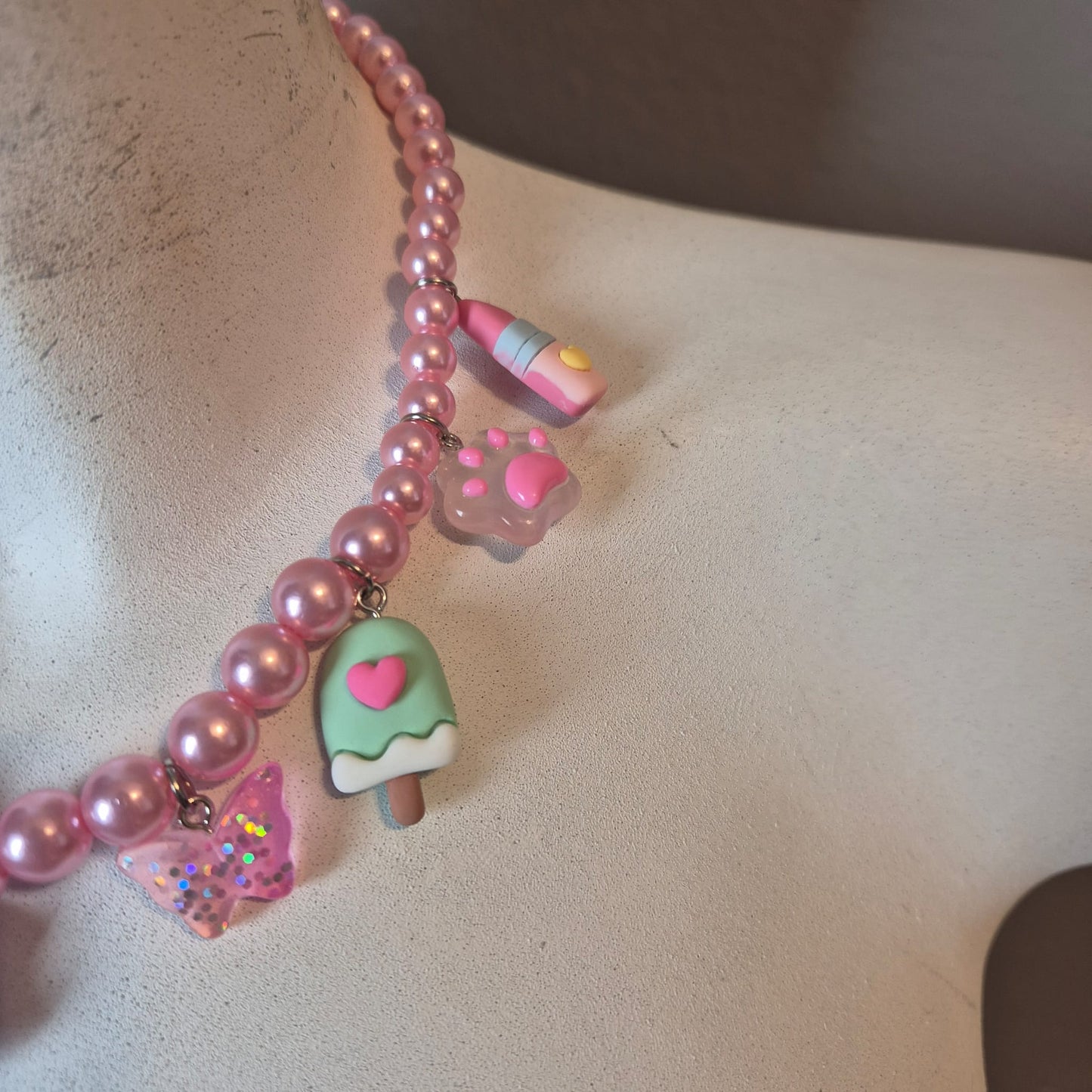Collana con perline e ciondoli estivi