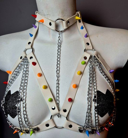 Harness bianco con borchie colorate