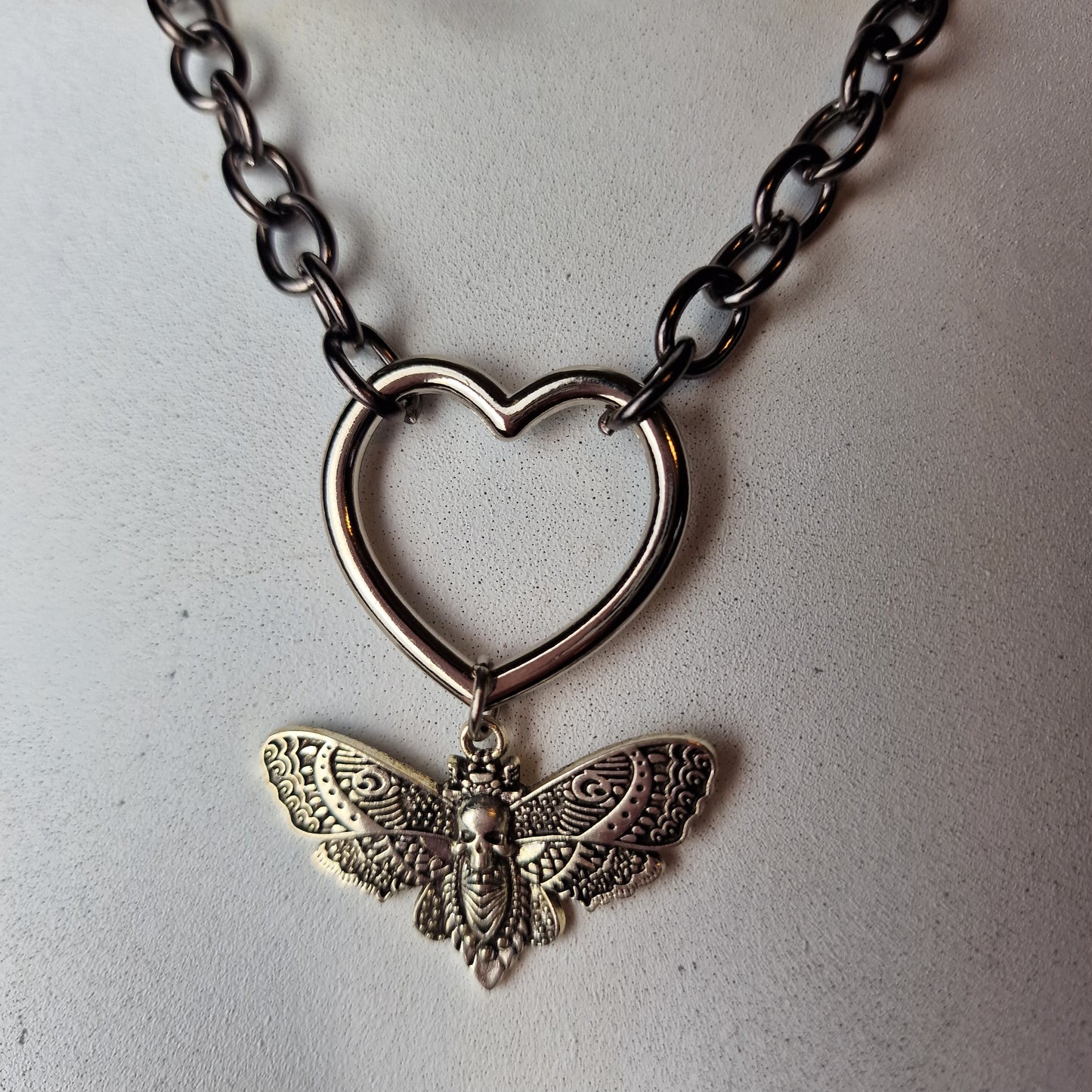 Collana con catene e ciondolo