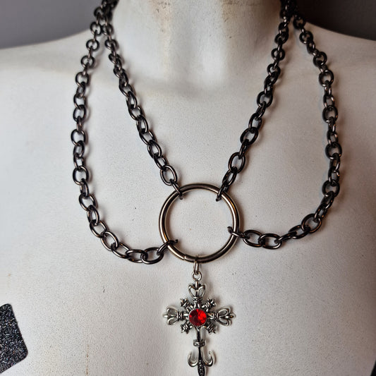 Collana con catene e ciondolo di croce