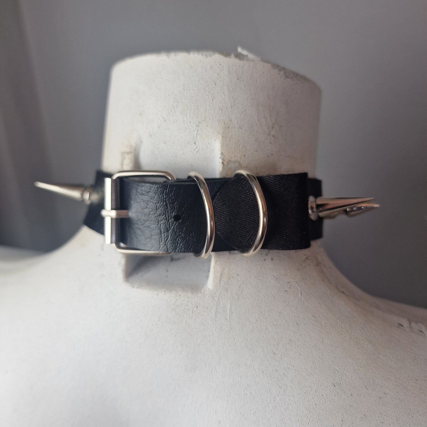 Chocker con borchie e ciondolo di spada