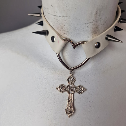 Chocker bianco con croce