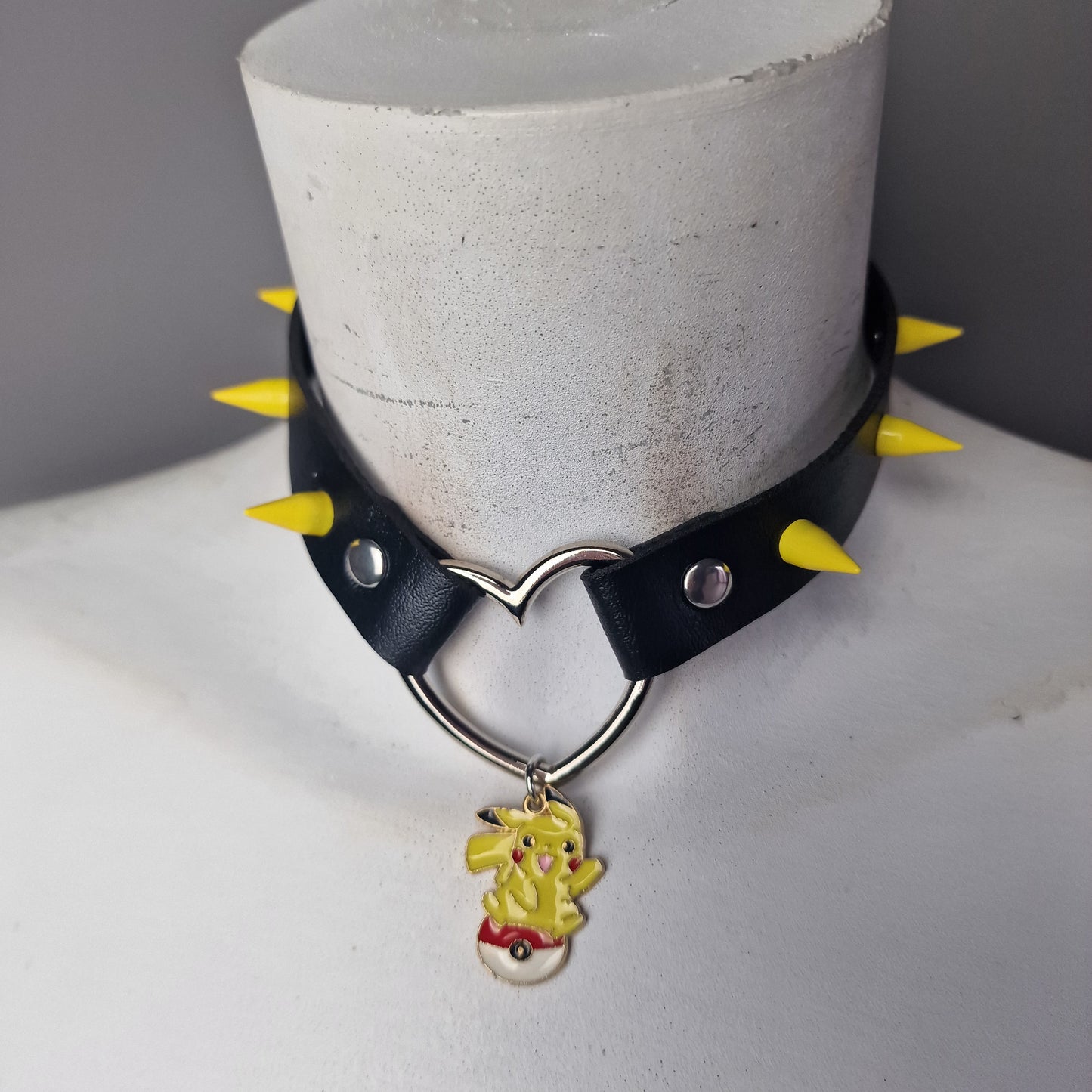 Chocker nero pikachu e borchie gialle