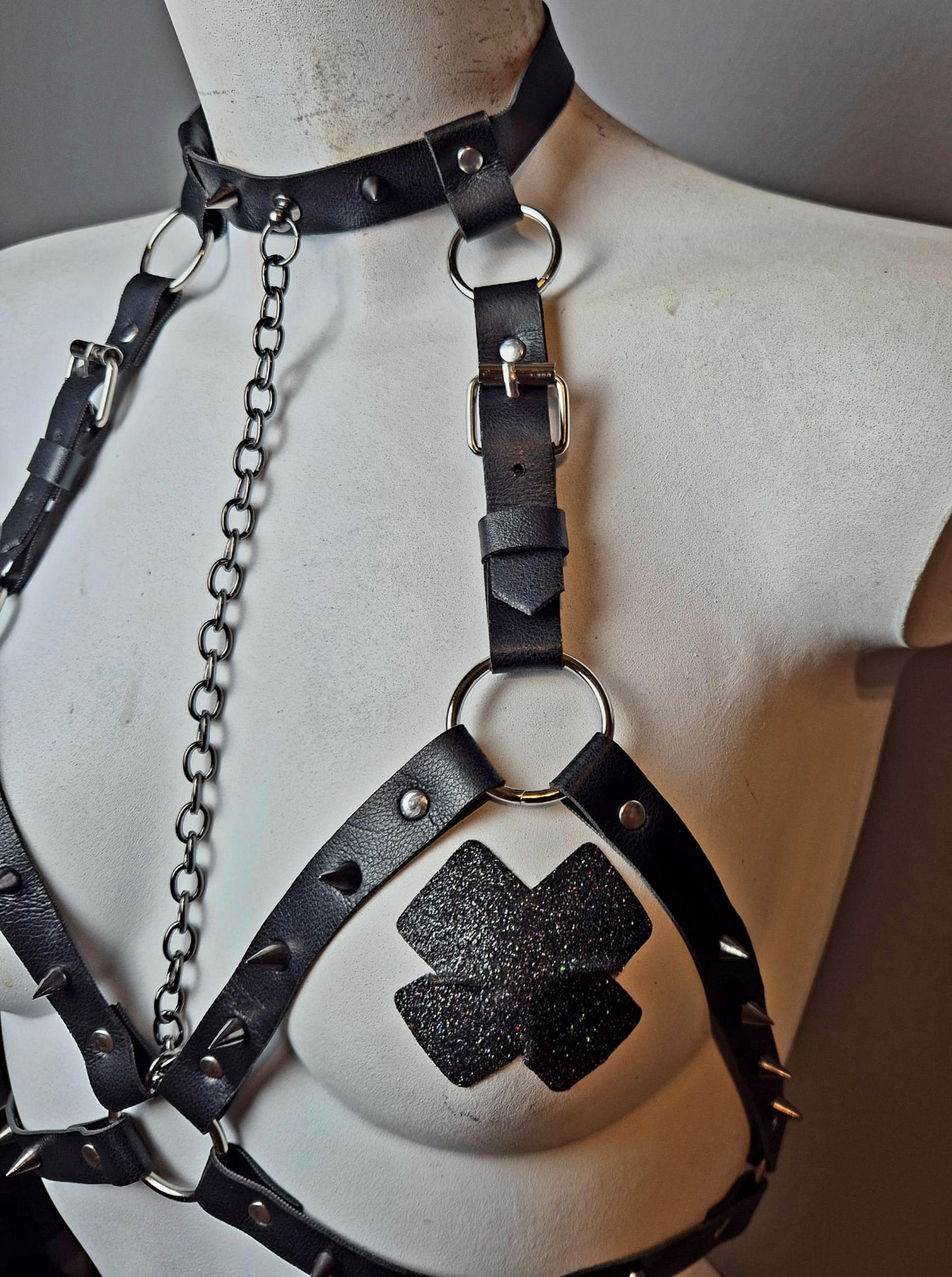 Harness nero con catena