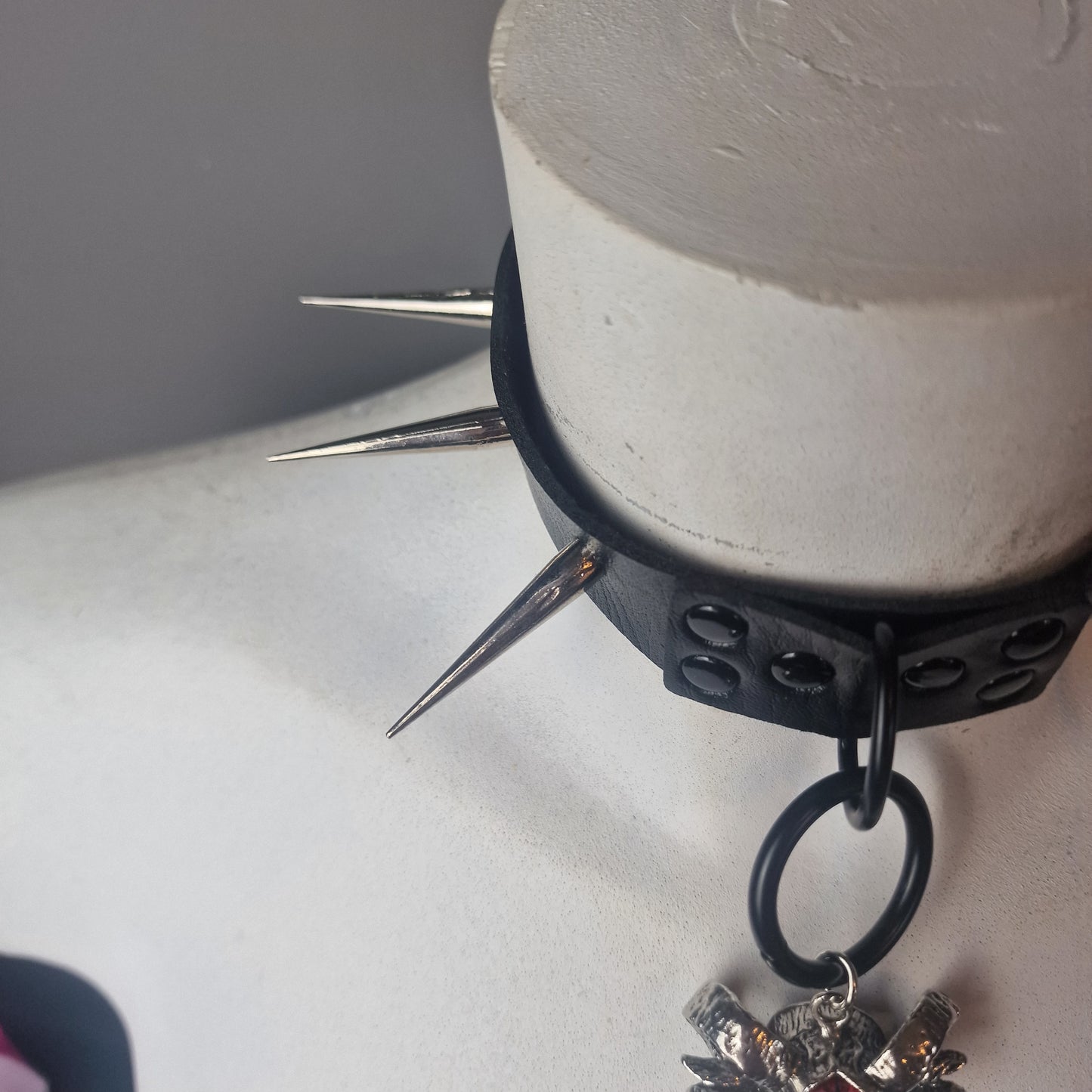 Chocker nero con capra