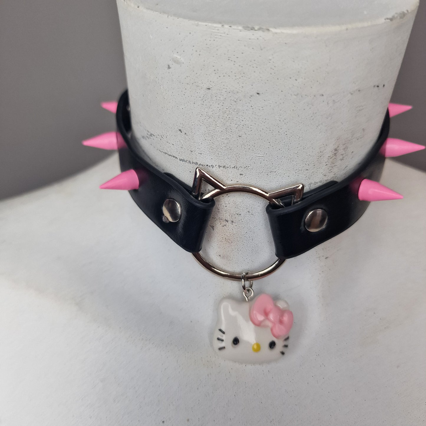 Chocker con hello kitty e borchie rosa