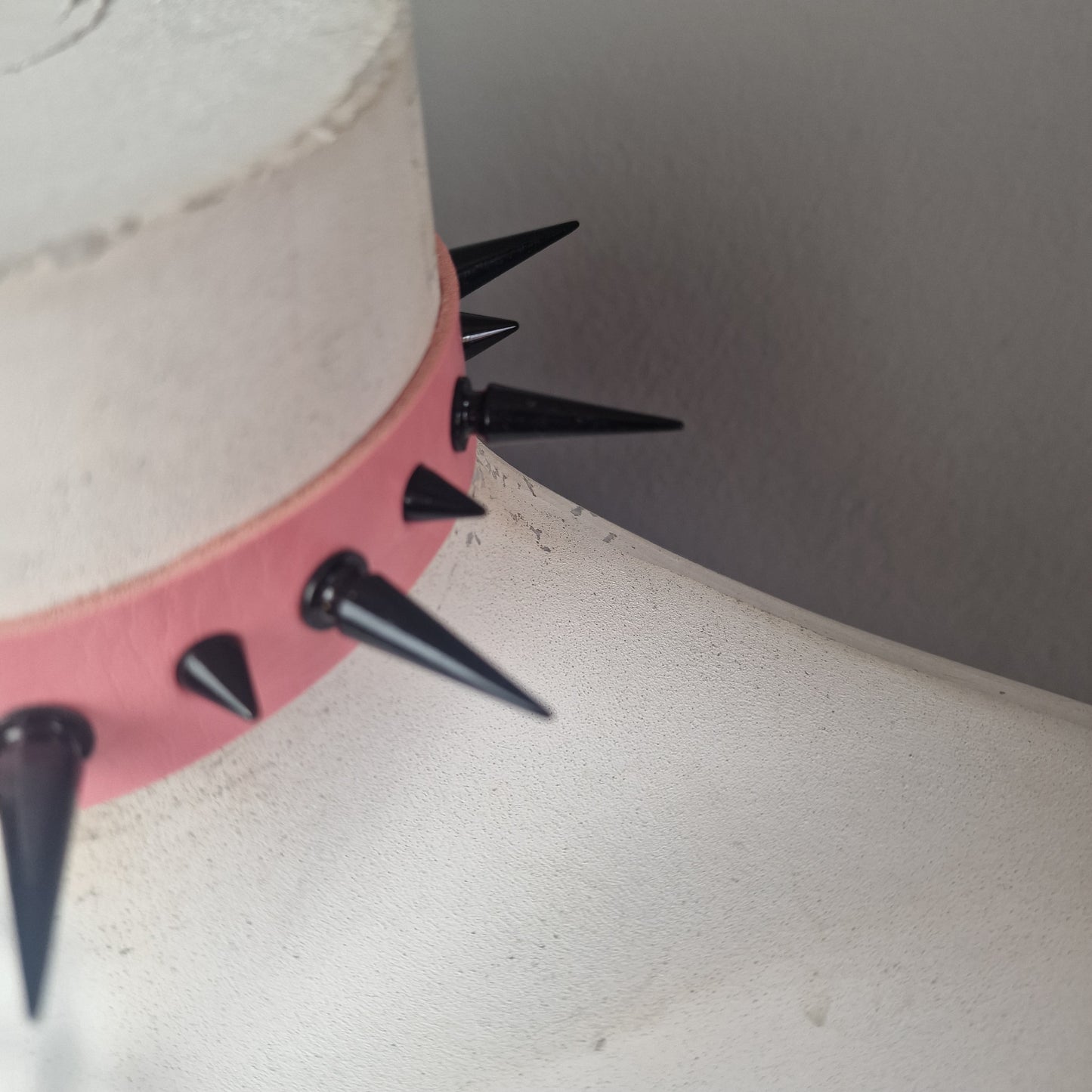 Chocker rosa con borchie e croce nera