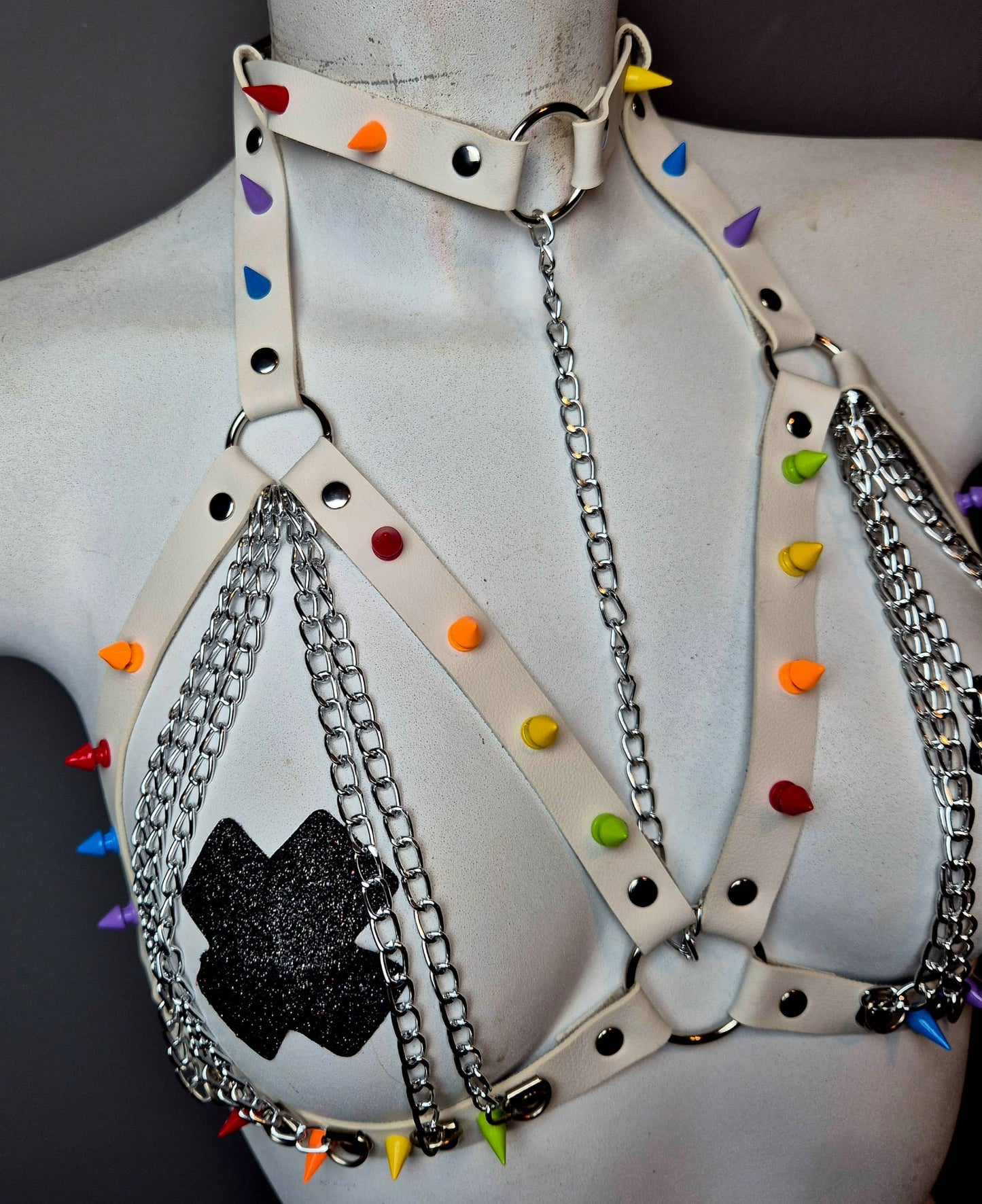 Harness bianco con borchie colorate