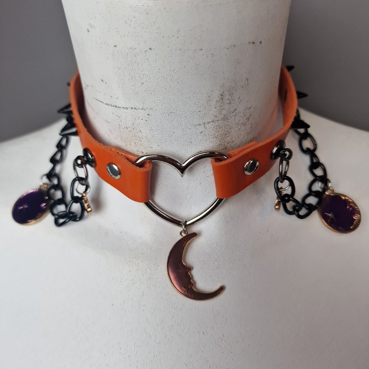 Chocker con catene e lune