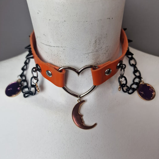 Chocker con catene e lune