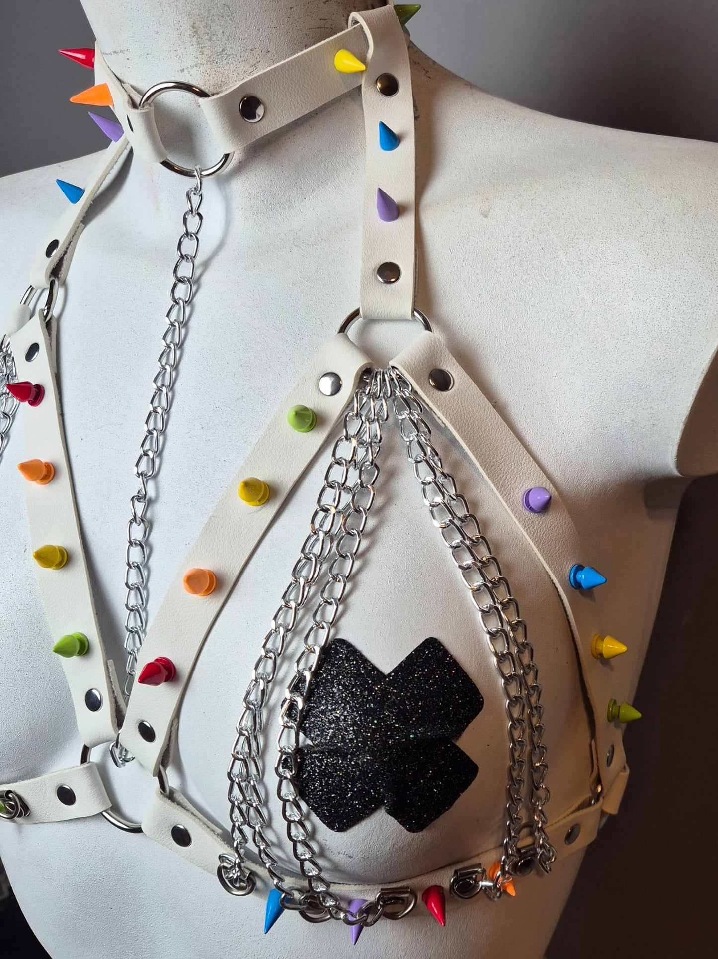 Harness bianco con borchie colorate