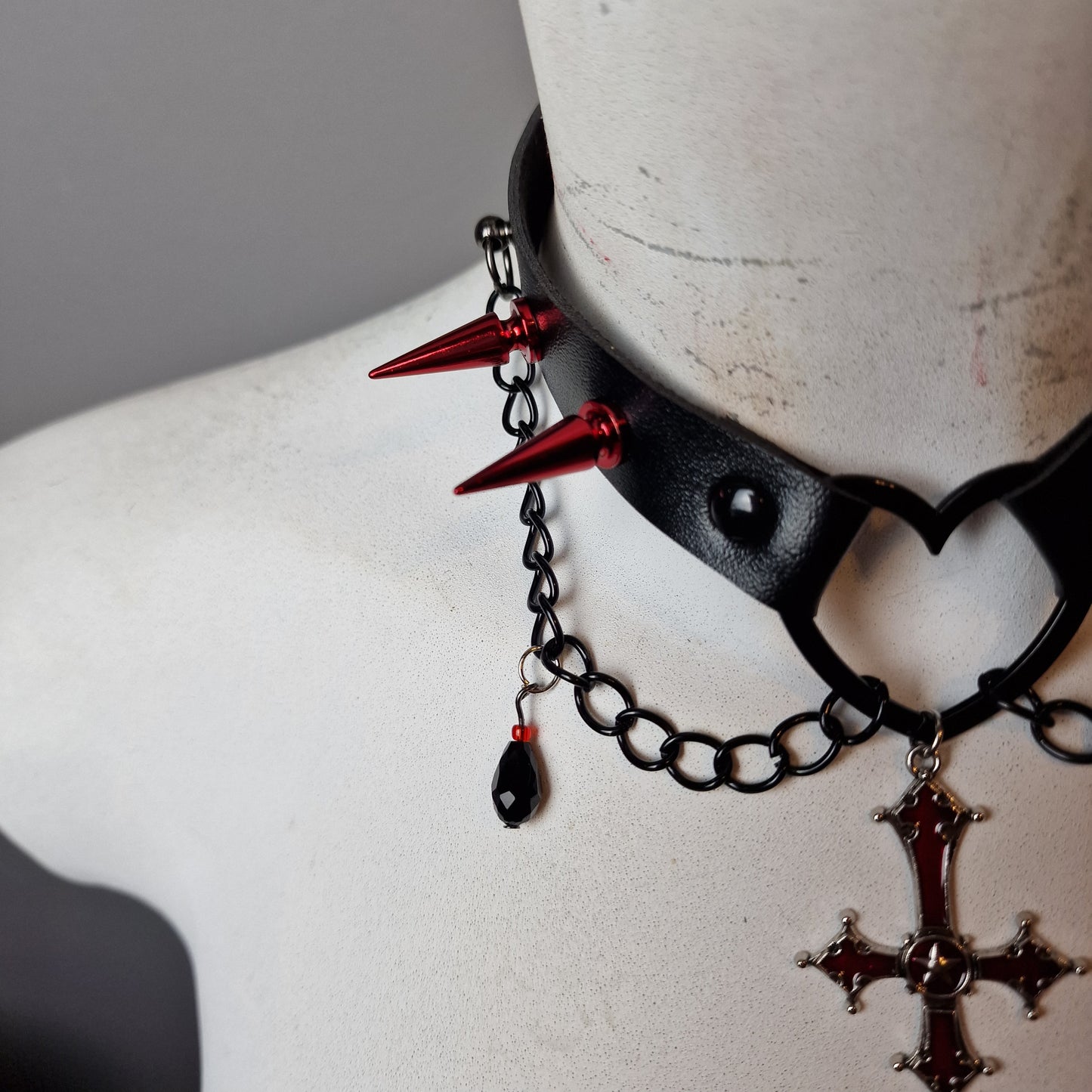 Chocker total black con catene e croce