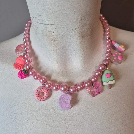 Collana con perline e ciondoli estivi
