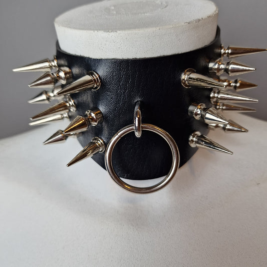 Chocker ampio nero e borchie lunghe