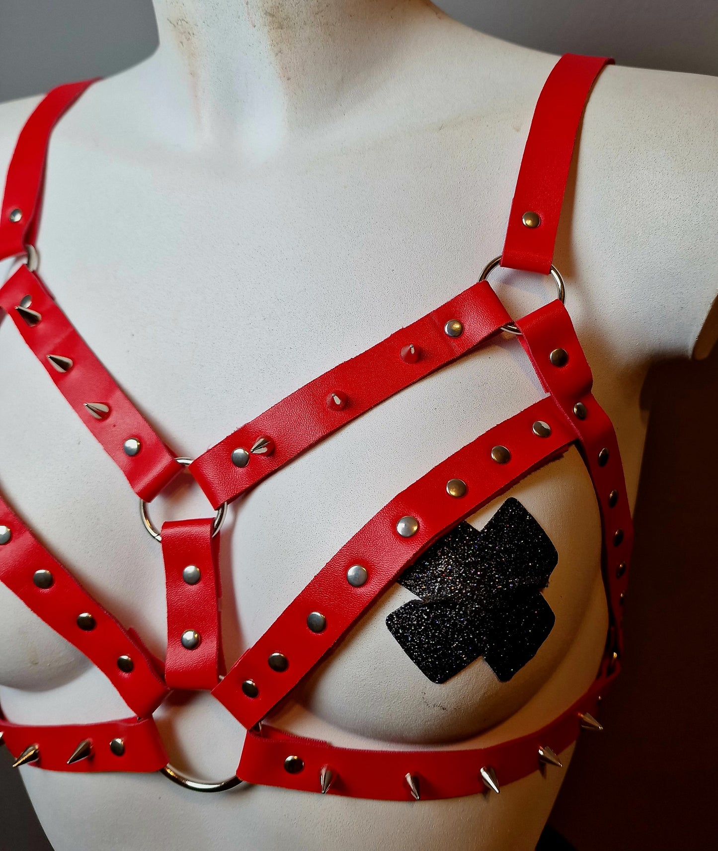 Harness rosso con borchie