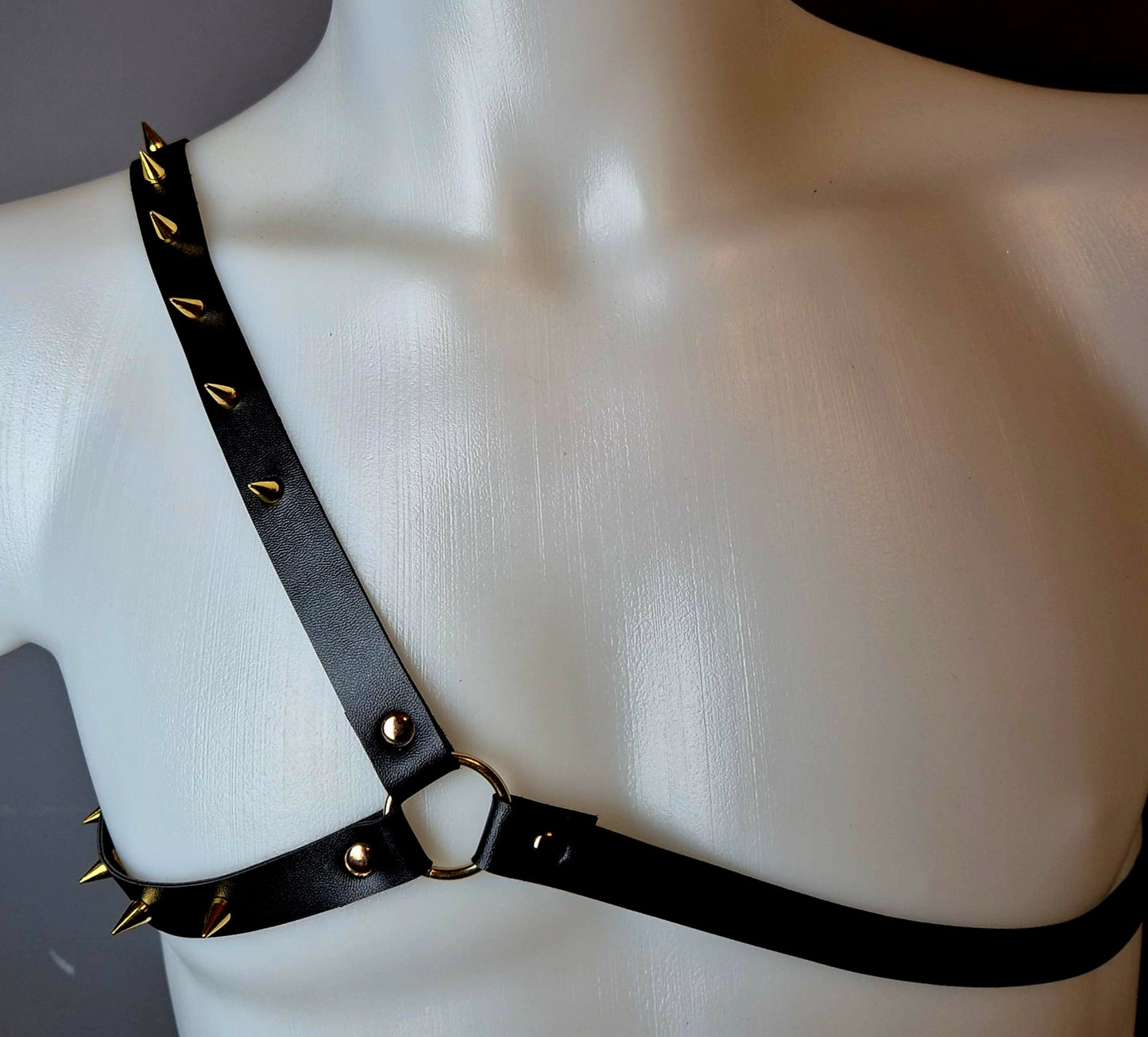 Harness da spalla con borchie oro piccole