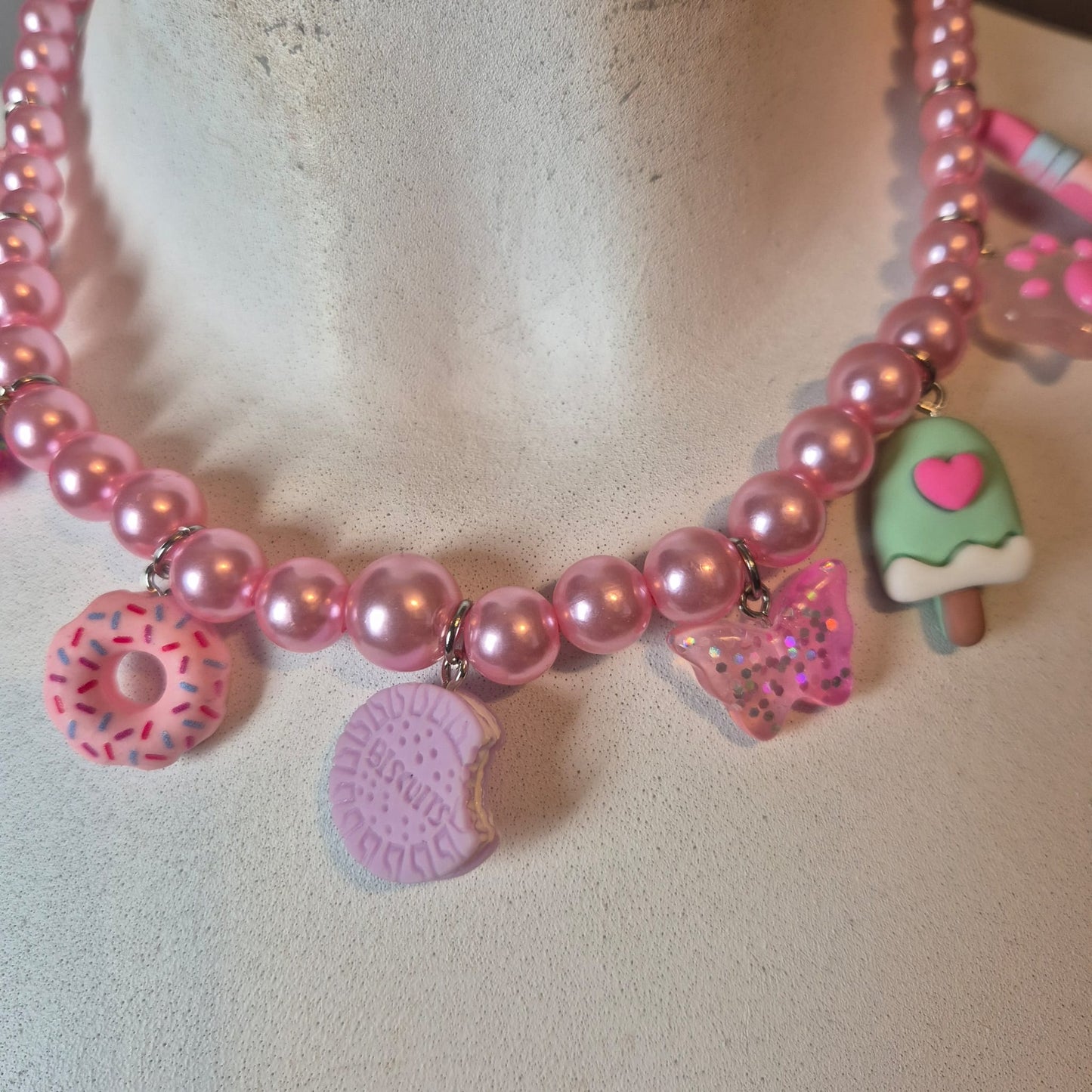 Collana con perline e ciondoli estivi