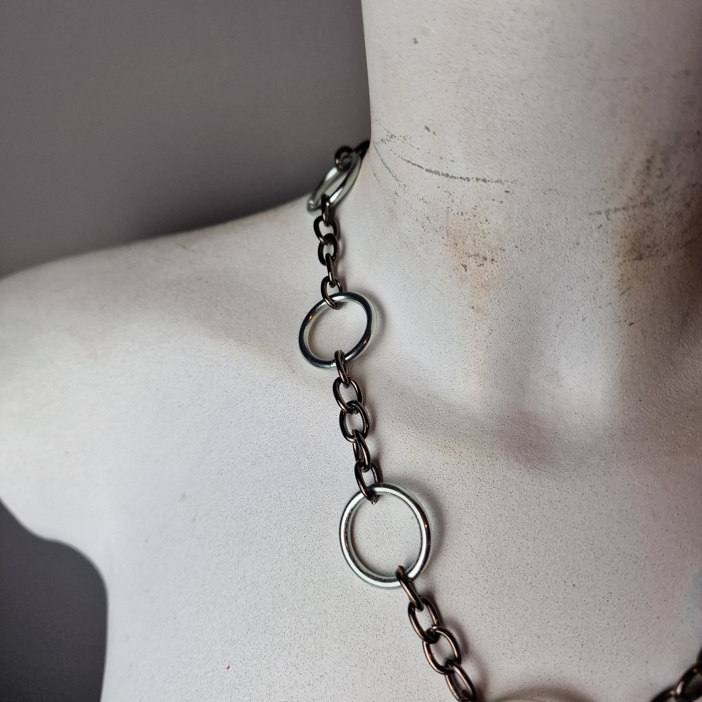 Collana con cerchi e catene