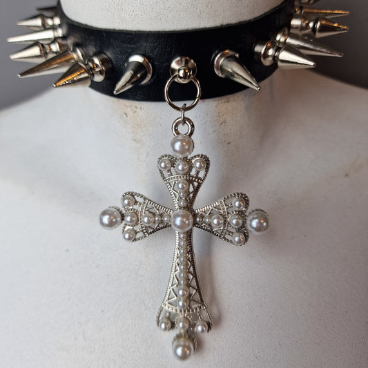 Chocker con borchie argento e croce