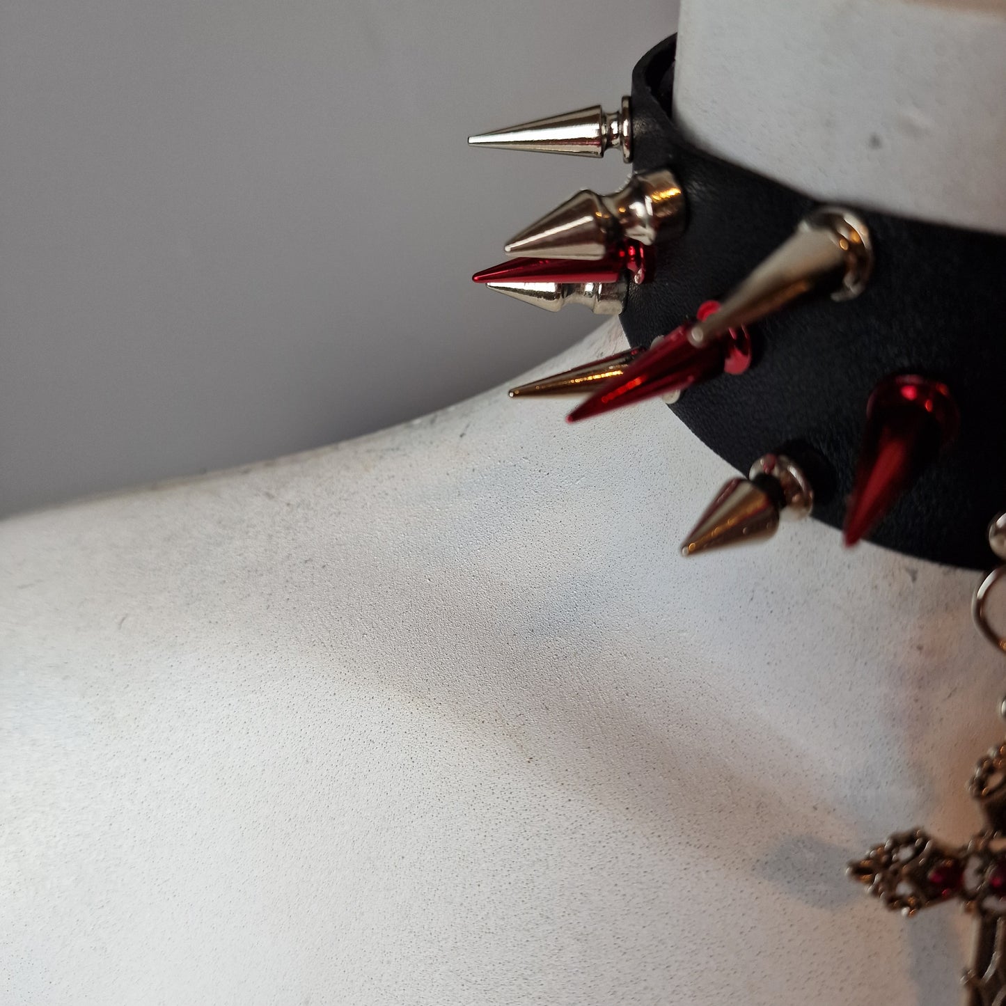 Chocker extreme con borchie argento e olografiche