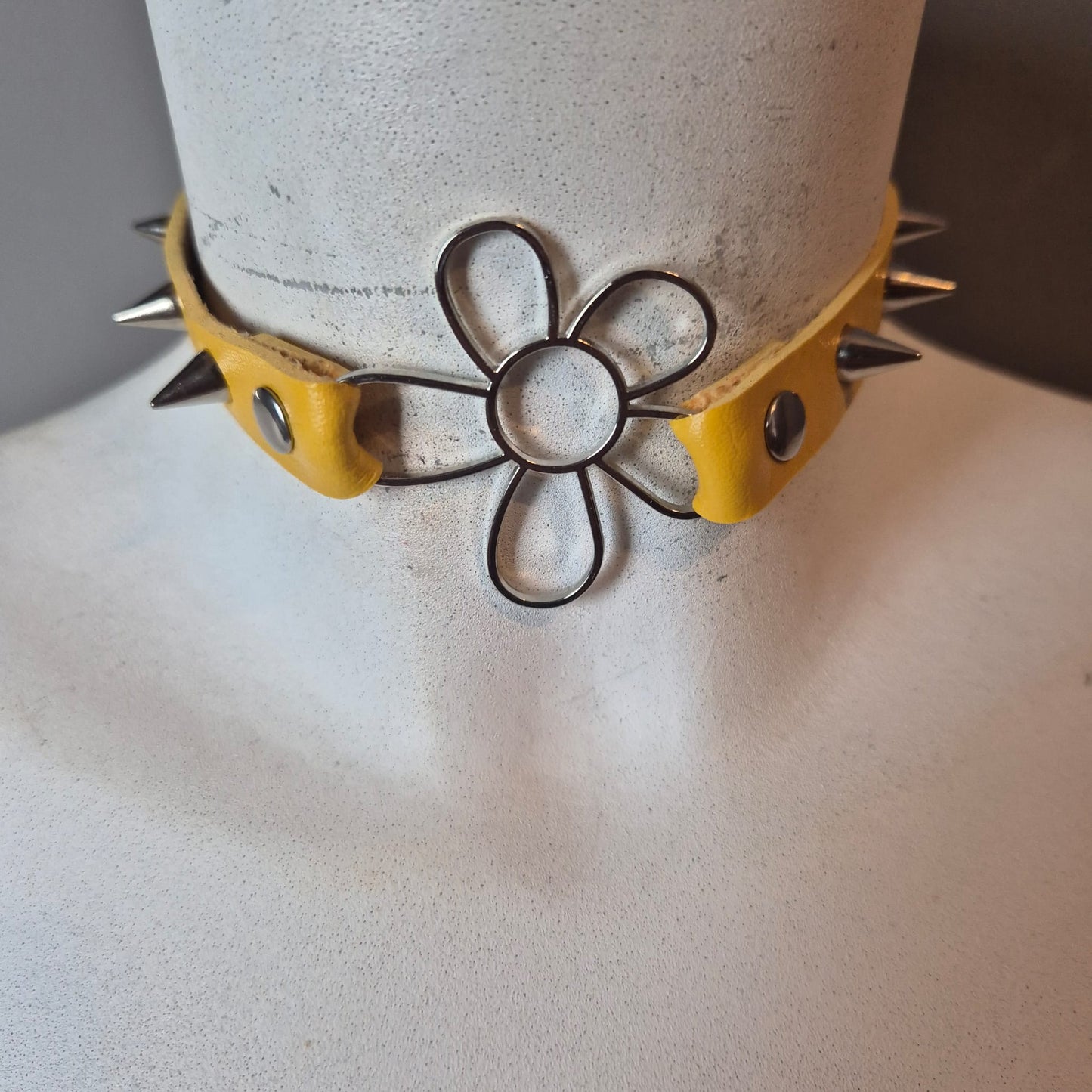 Chocker giallo con fiore 🌼