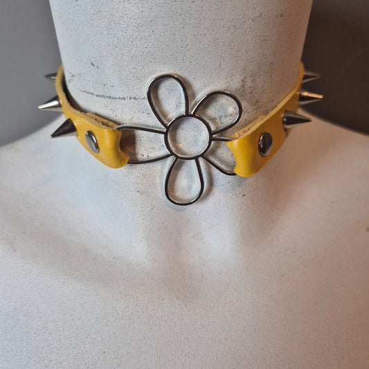 Chocker giallo con fiore 🌼