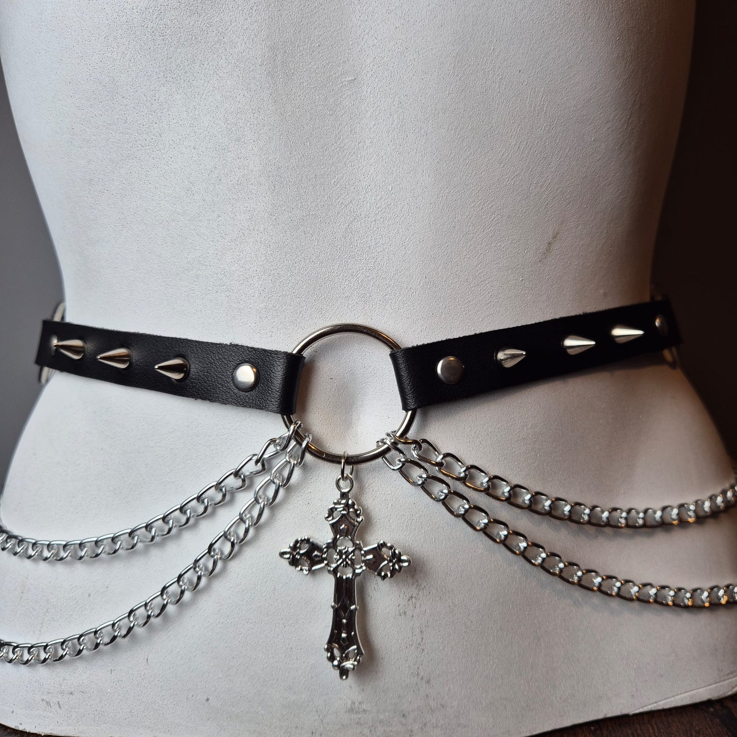 Cintura nera con croce