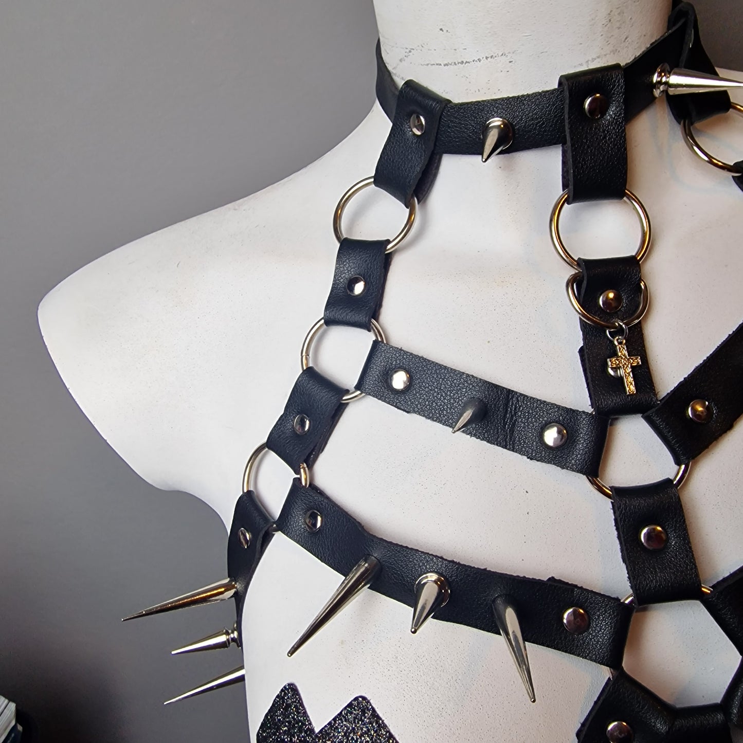 Harness con borchie e croce